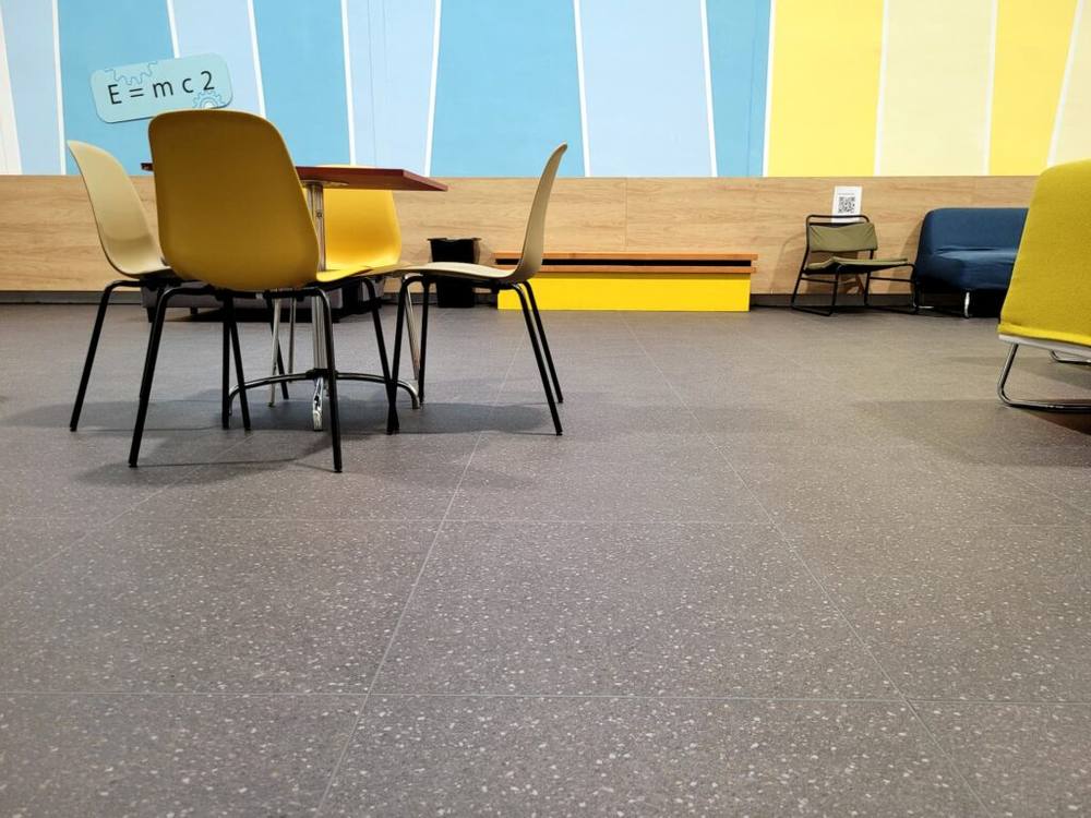 Ristrutturazione del pavimento in una scuola