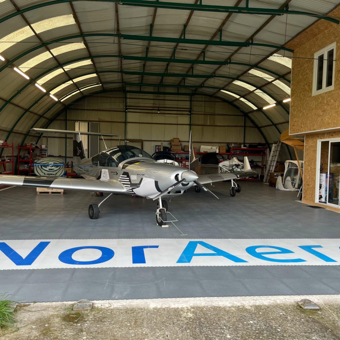 Hangar z warsztatem, Francja